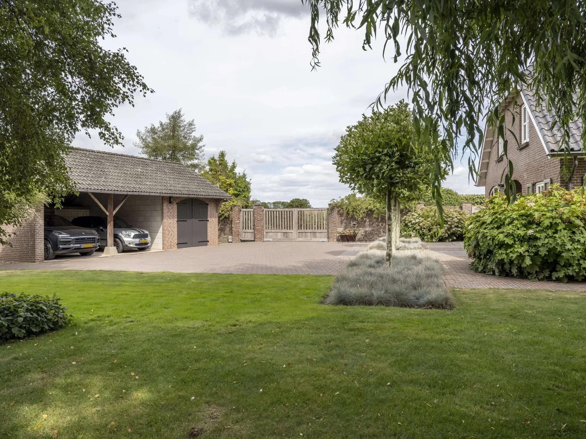 Exterior photo 5