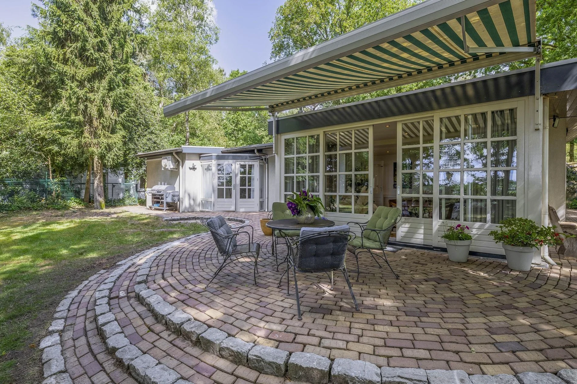 Exterior photo 9