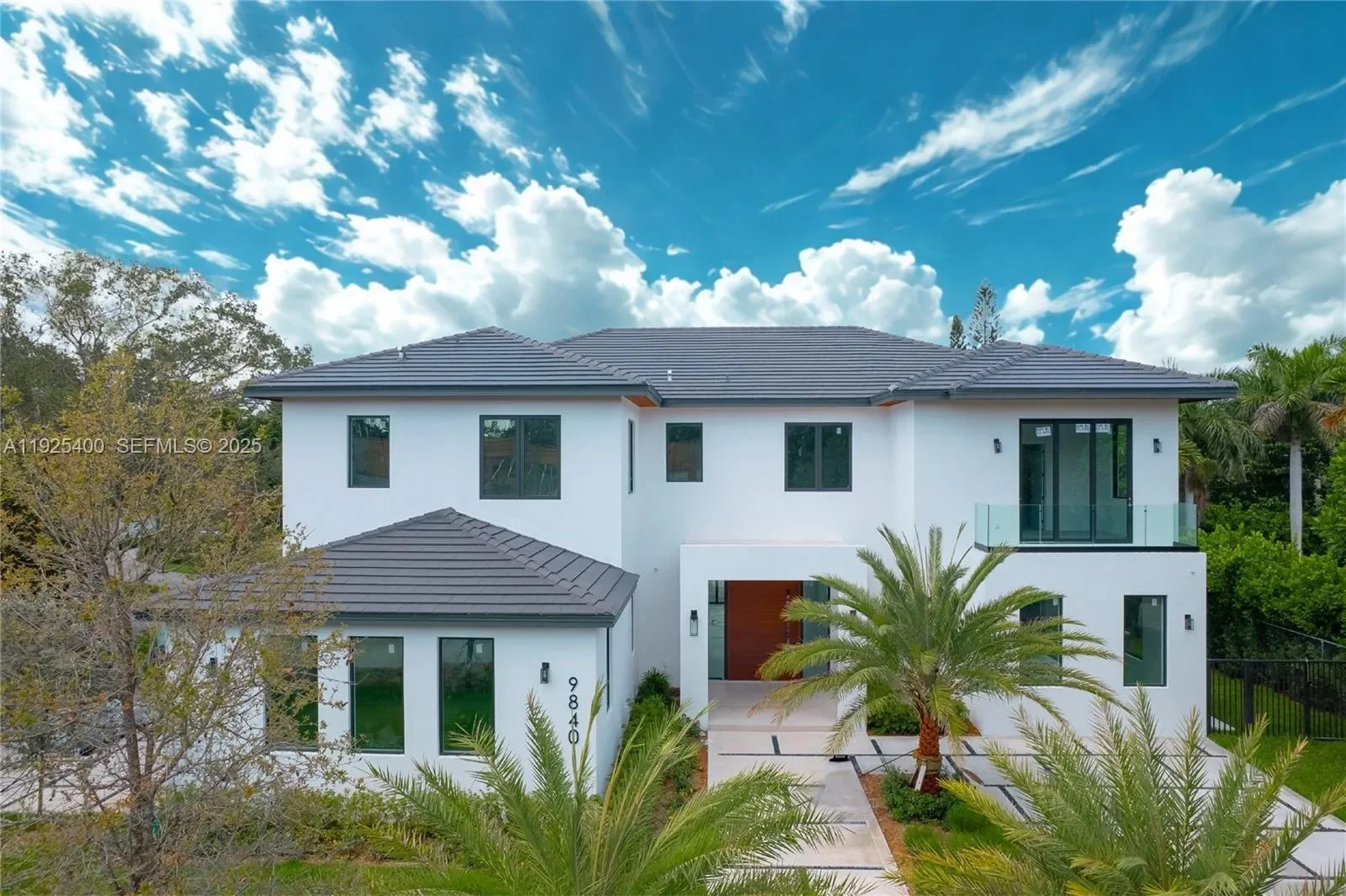 Exterior photo 2