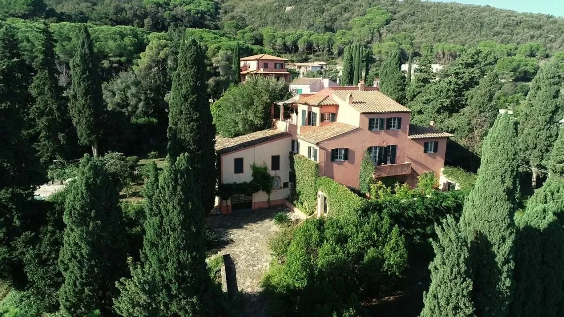 Exterior photo 2