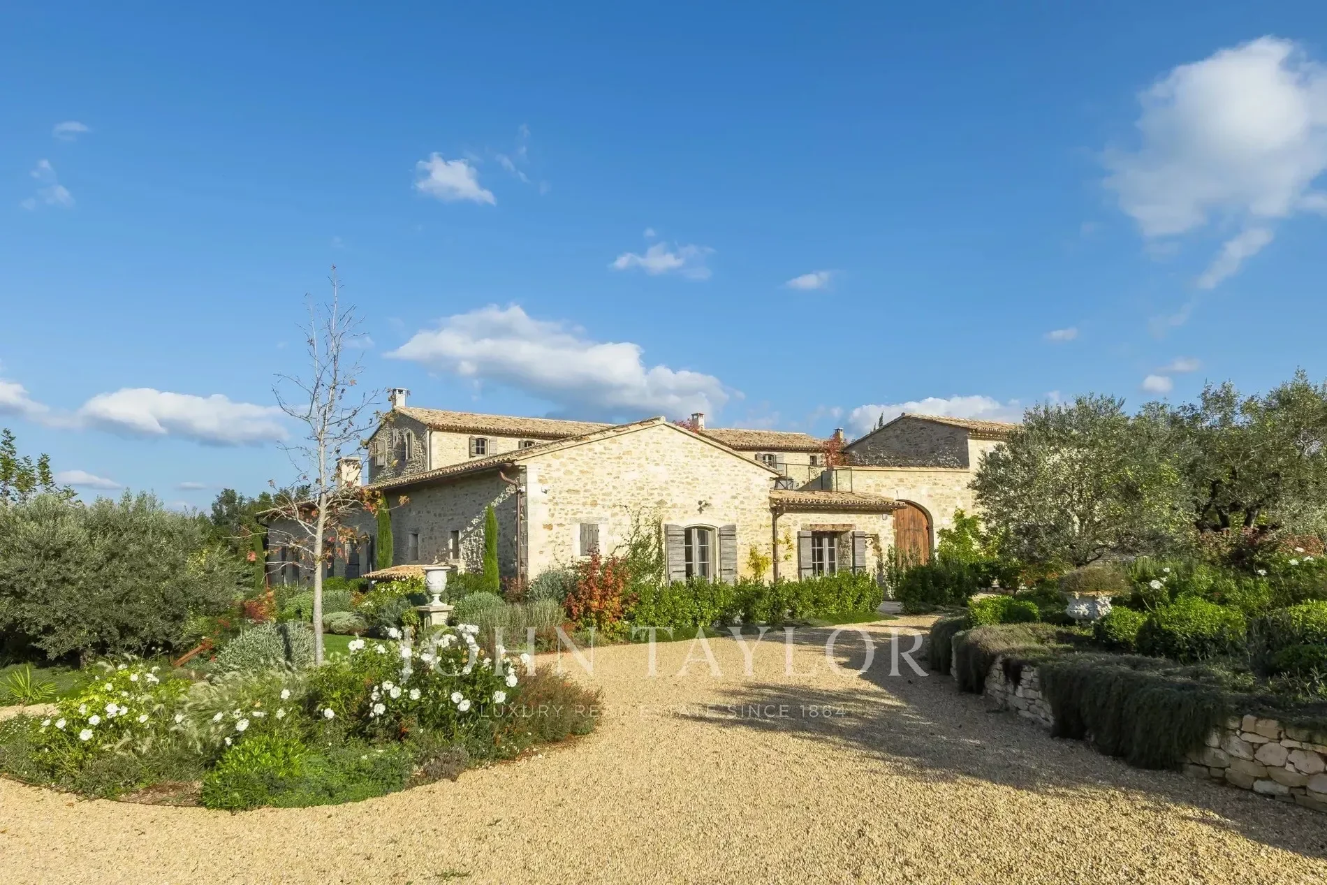 Exterior photo 4