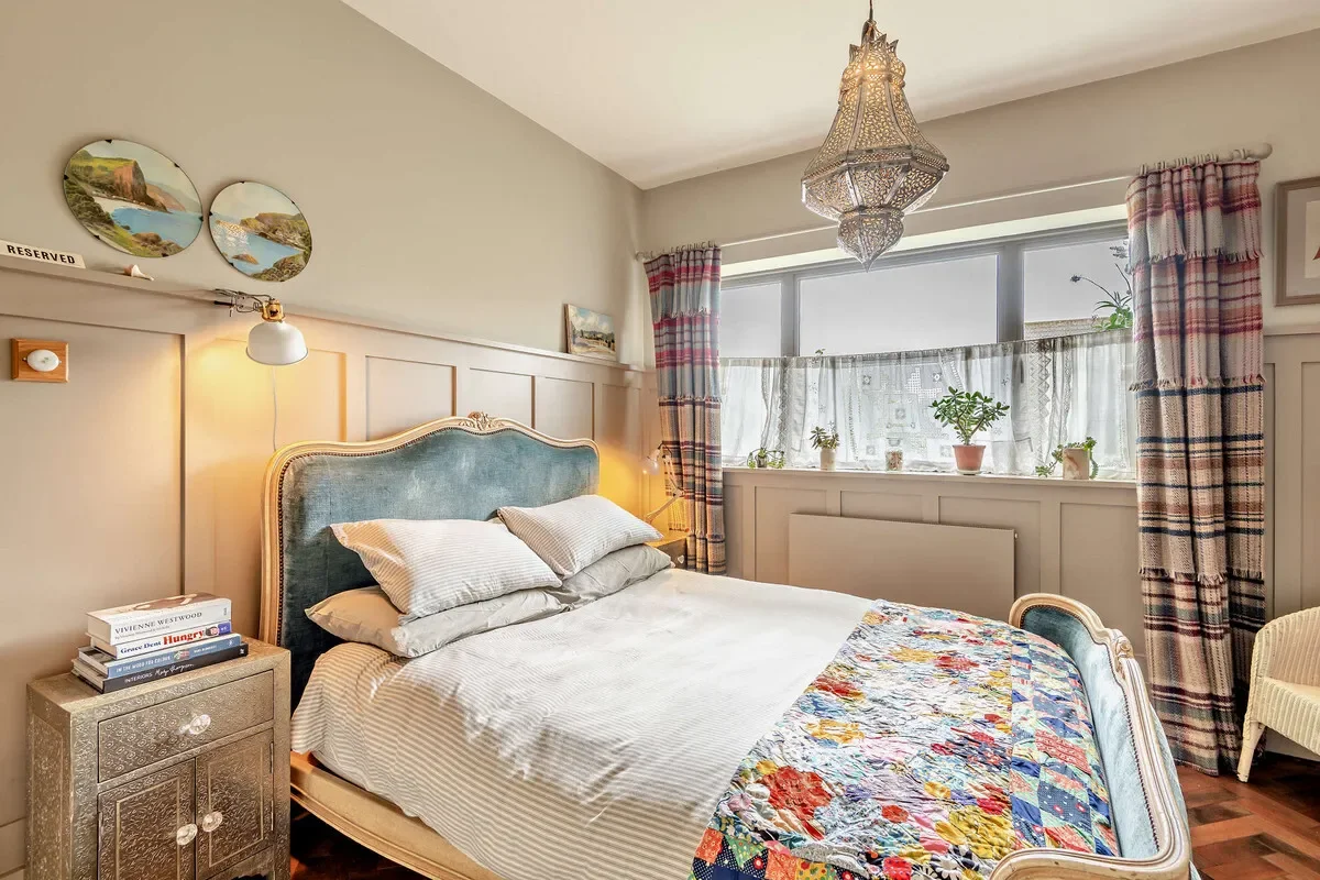 Two bedroom opulent semi-detached bungalow positioned 370ft from a private beach. Situated in the d