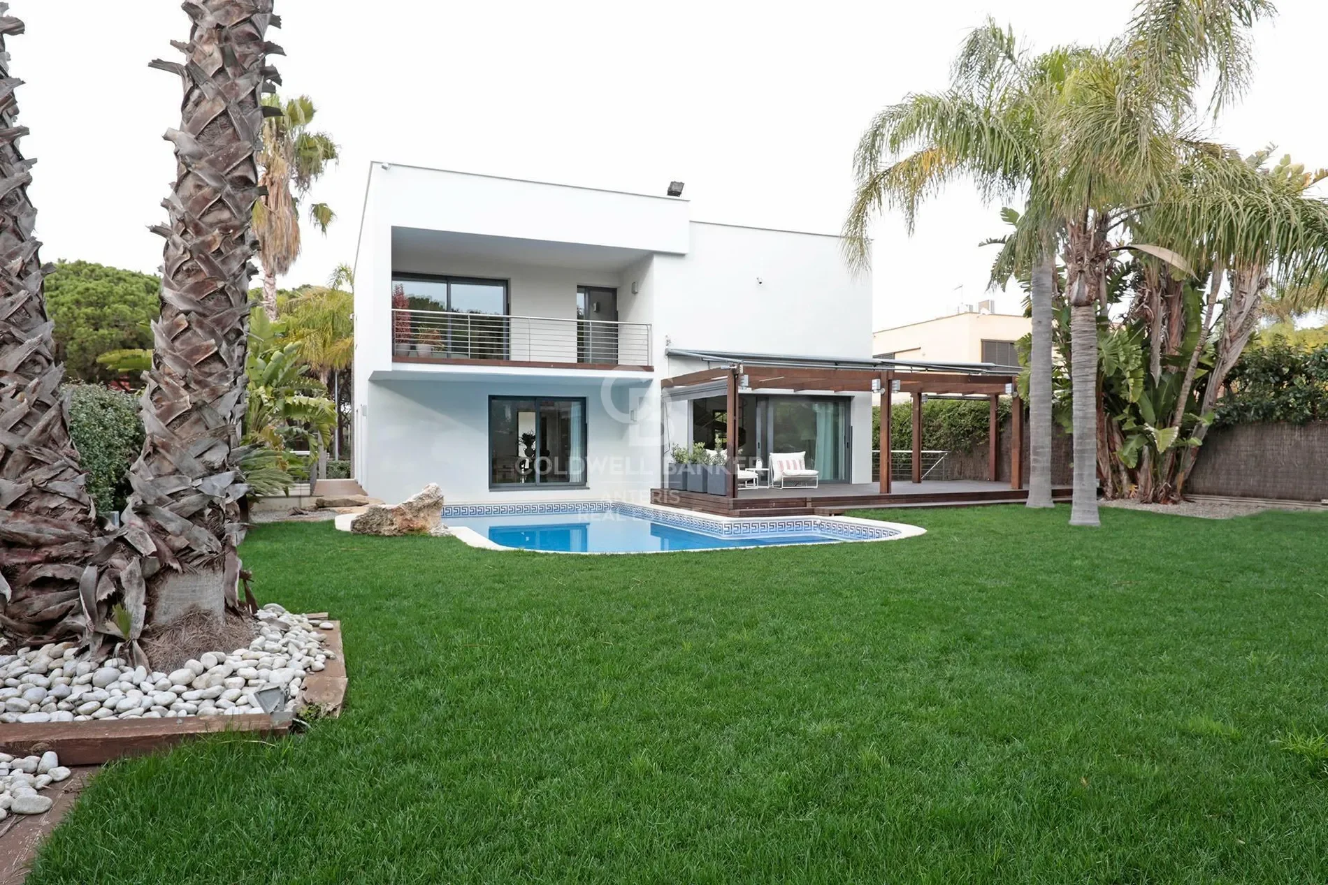 Exterior photo 2