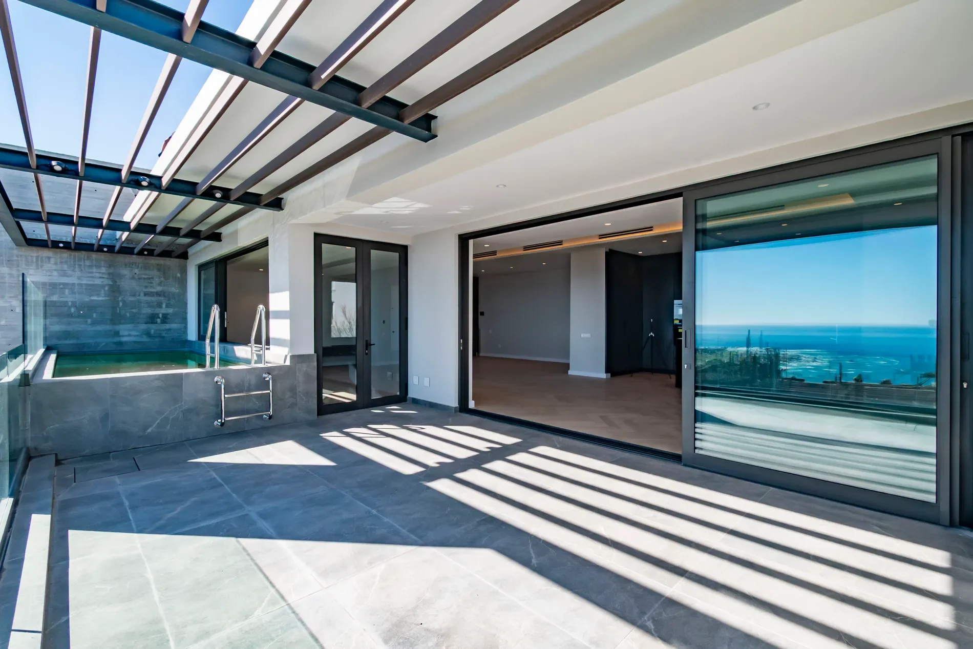 Exterior photo 5