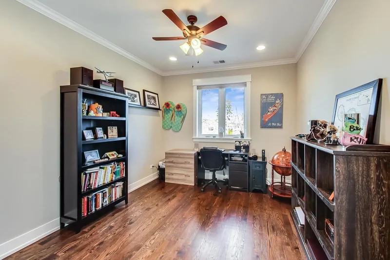 6555 N Oxford Avenue, Chicago, Illinois, United States. - Photo 14