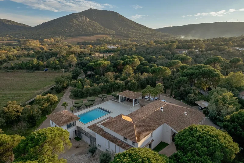 Le Plan-de-la-Tour, Provence-Alpes-Côte d'Azur, France. - Photo 3