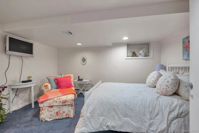 1339 E Boxwood Drive, Hewlett, New York, United States. - Photo 11