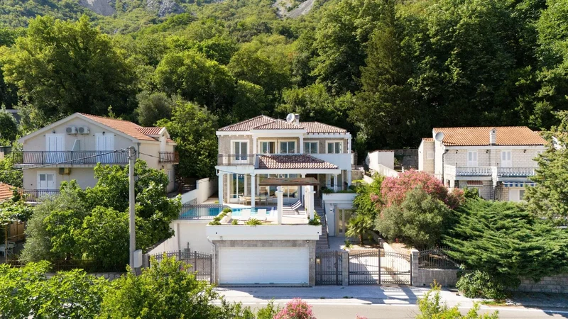 Contemporary Waterfront Villa Strp