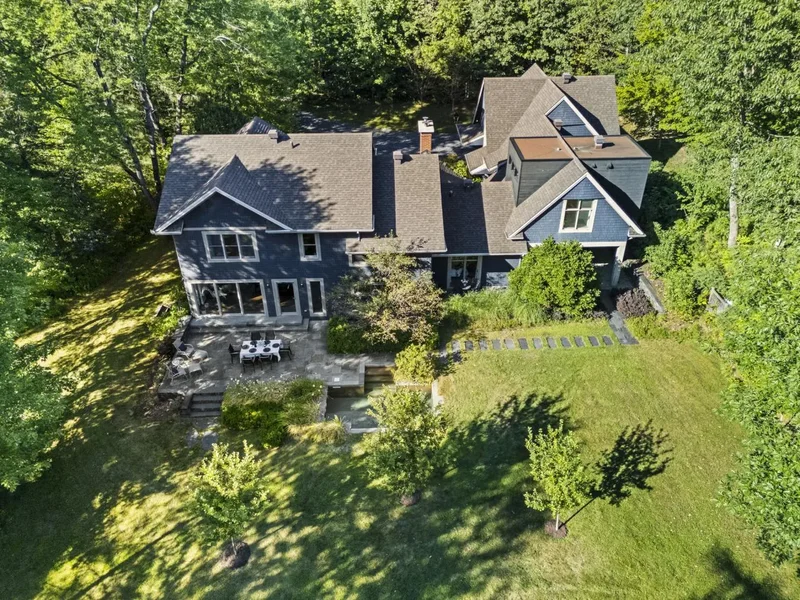 Prestigious private estate on 10 acres