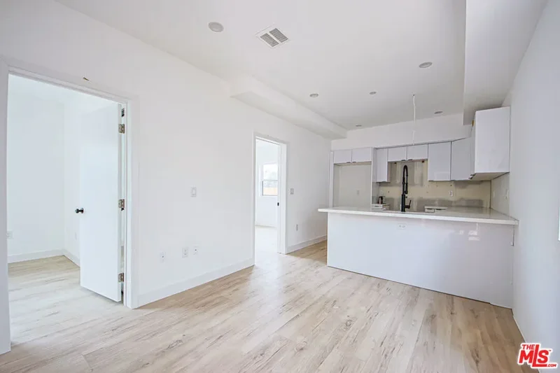 6461 Woodley Avenue, Los Angeles, California, United States. - Photo 19
