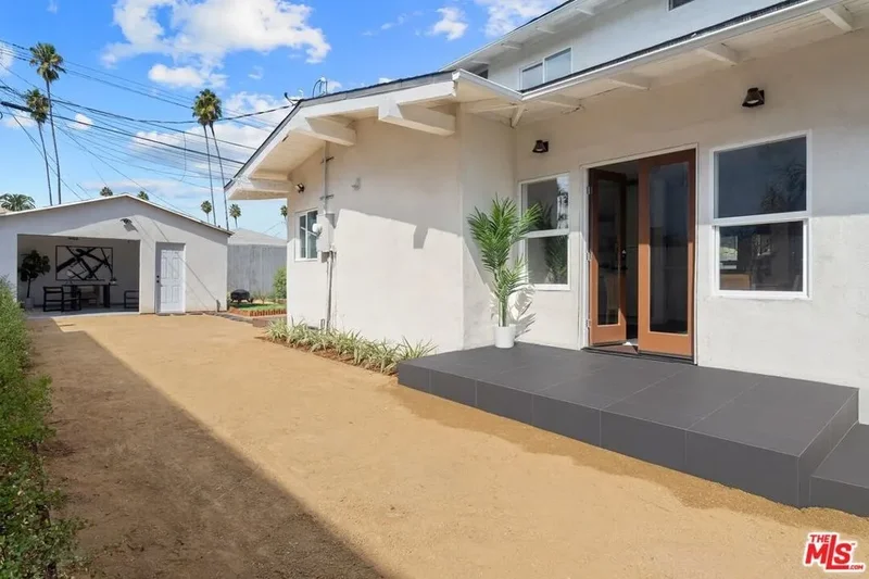 2209 West Boulevard, Los Angeles, California, United States. - Photo 23