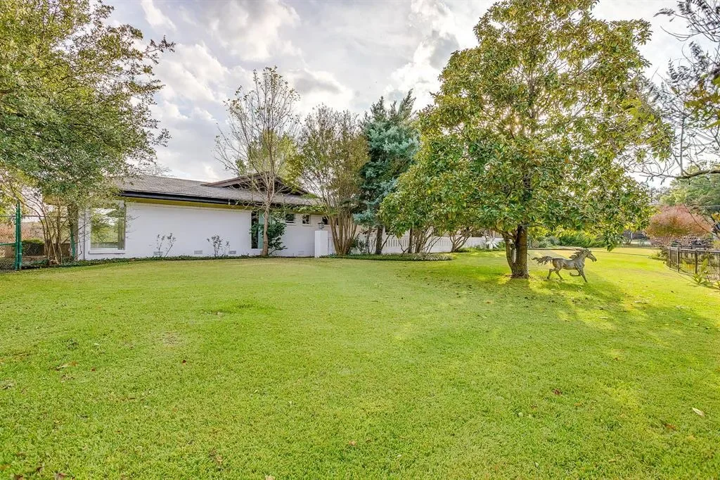 4301 Briarhaven Road, Fort Worth, Texas, United States. - Photo 20