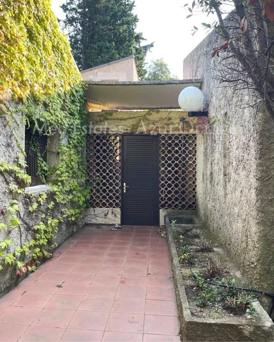 Exterior photo 5