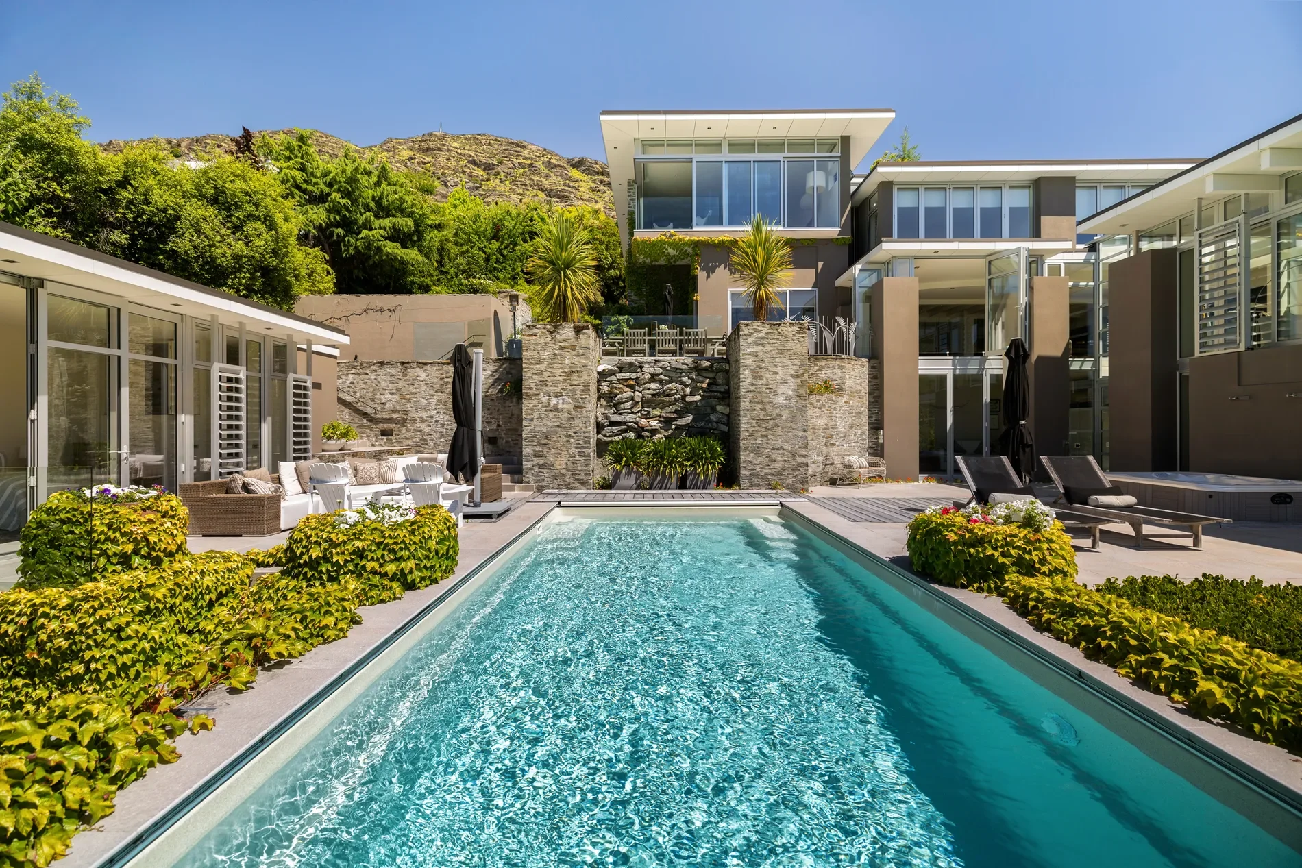 Exterior photo 5