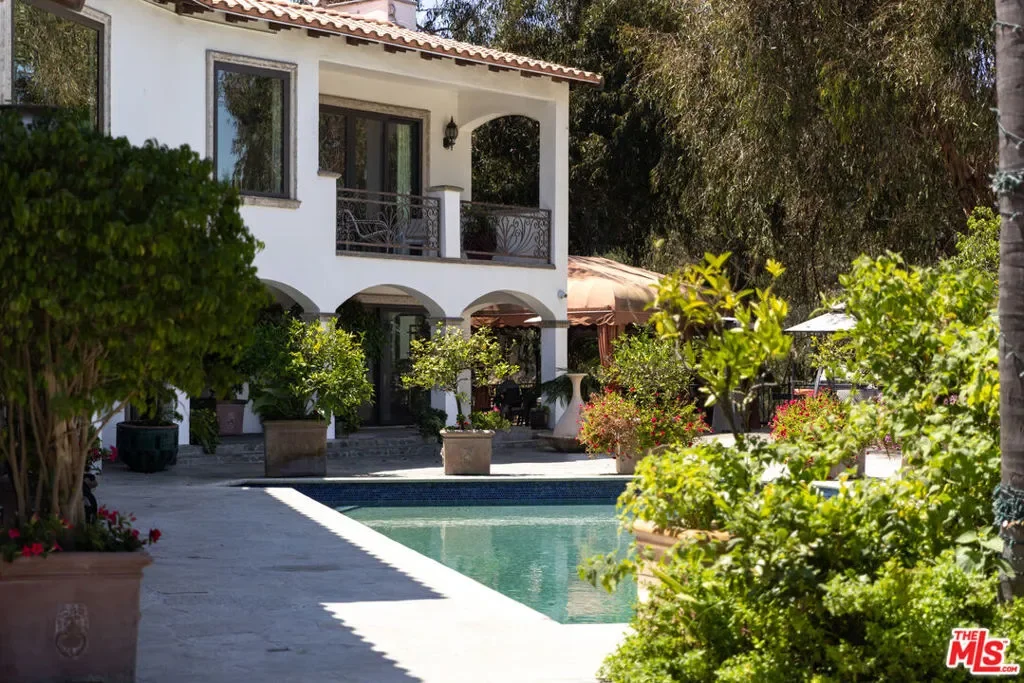 13355 Mulholland Drive, Beverly Hills, California, United States. - Photo 28