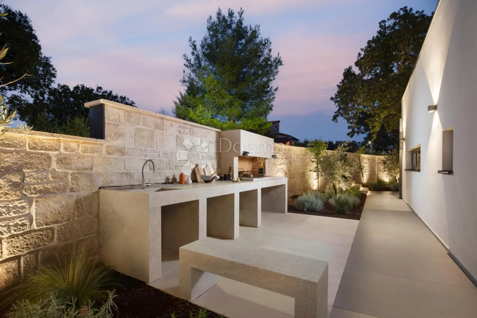 Exterior photo 7
