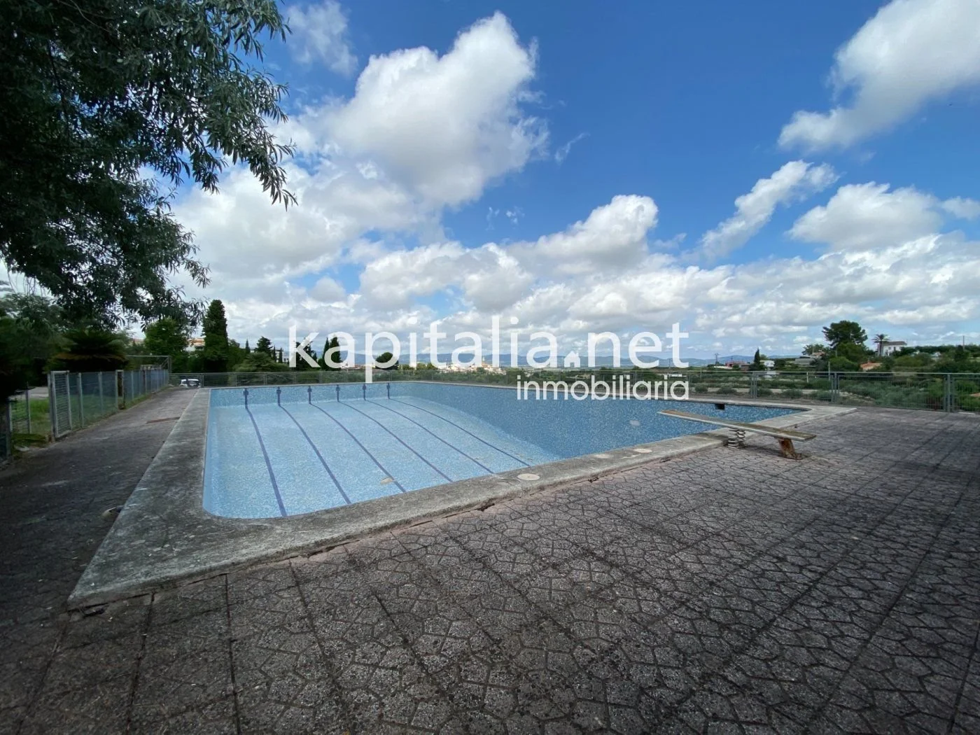 Exterior photo 2