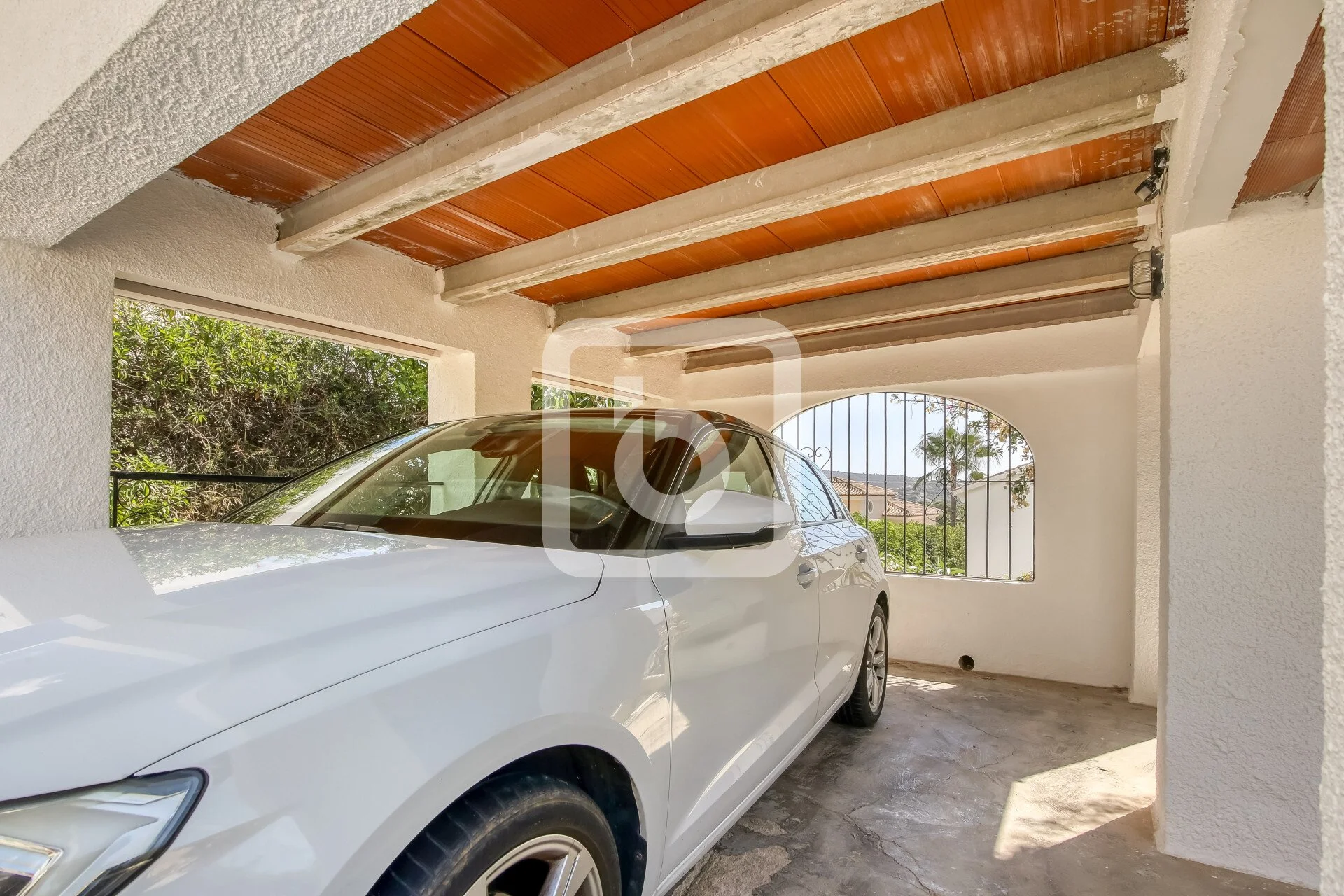 Exterior photo 4