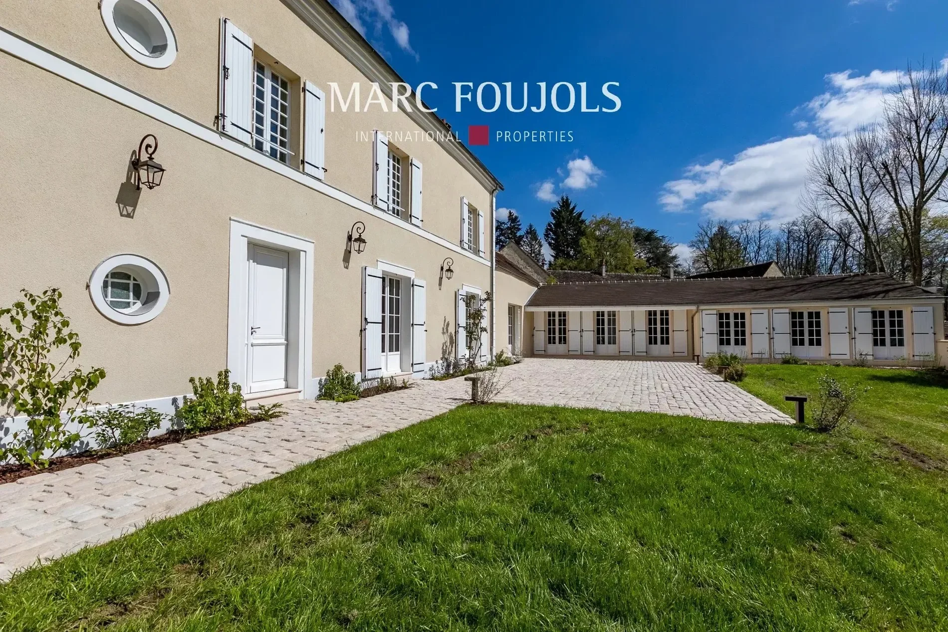 Exterior photo 4