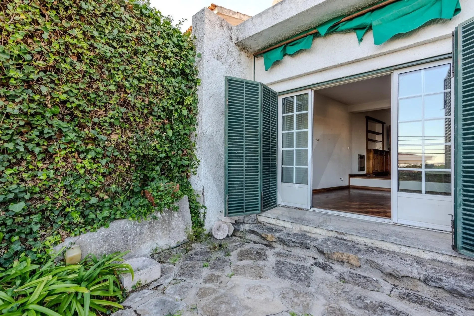 Exterior photo 3