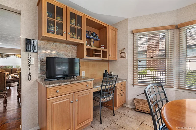 27 Bridle Path, Roslyn, NY 11576, Roslyn, New York, United States. - Photo 2
