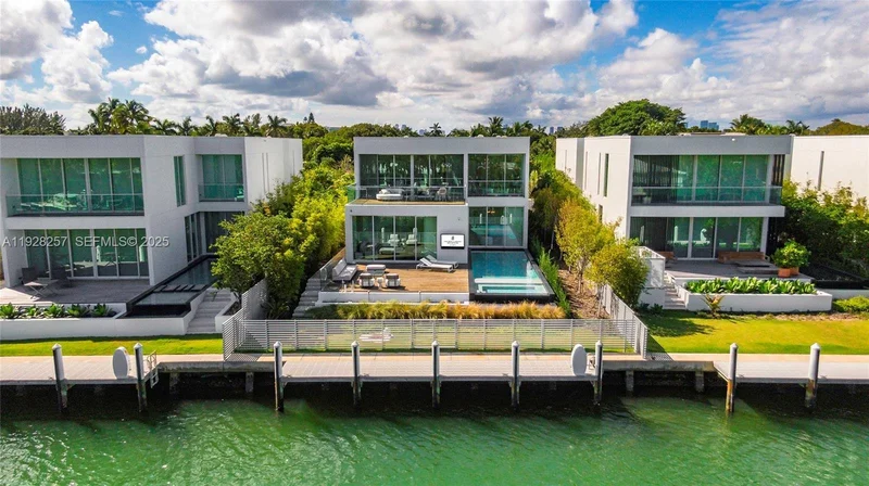 1031 W 48th st, Miami Beach, Florida, United States. - Photo 2