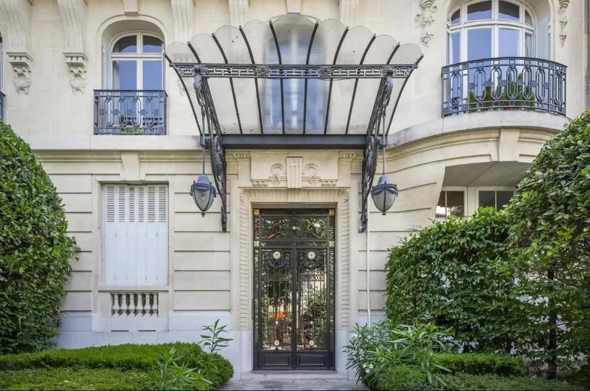 Exterior photo 2