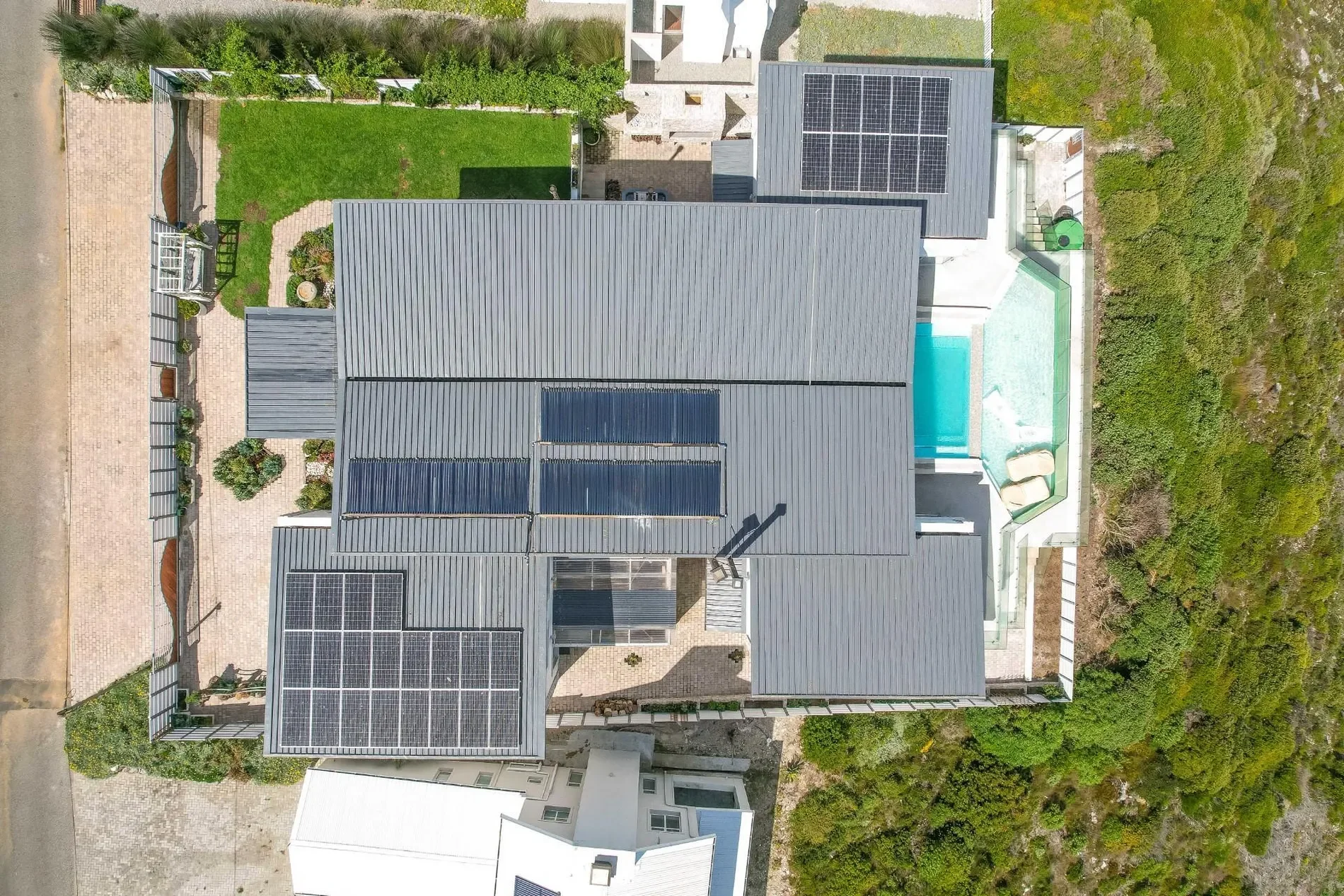 Exterior photo 6