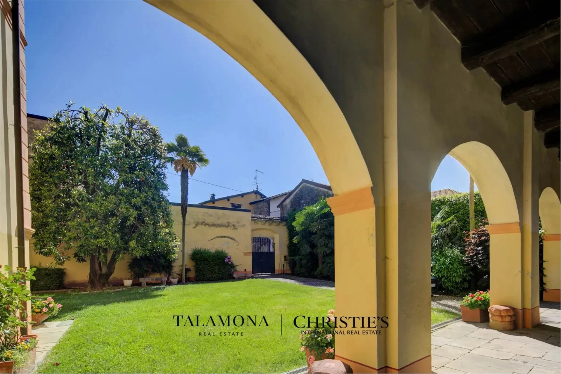 Exterior photo 3