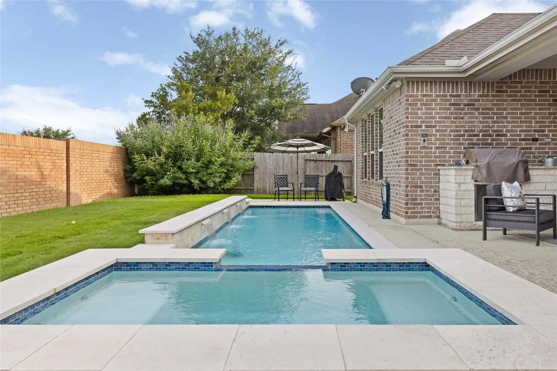 Exterior photo 8