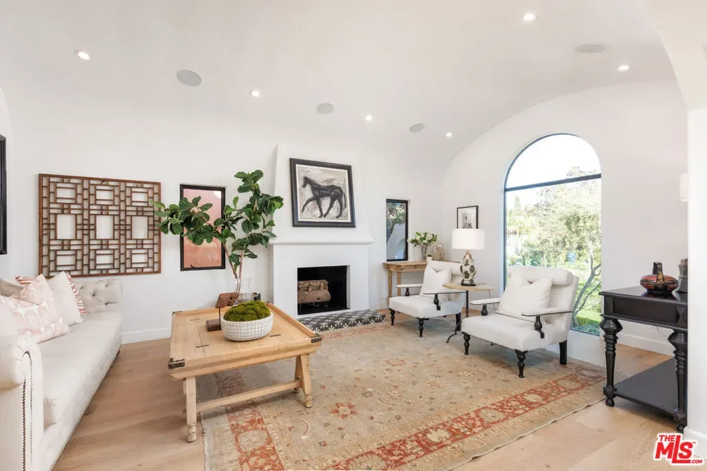 913 S Mullen Avenue, Los Angeles, California, United States. - Photo 3