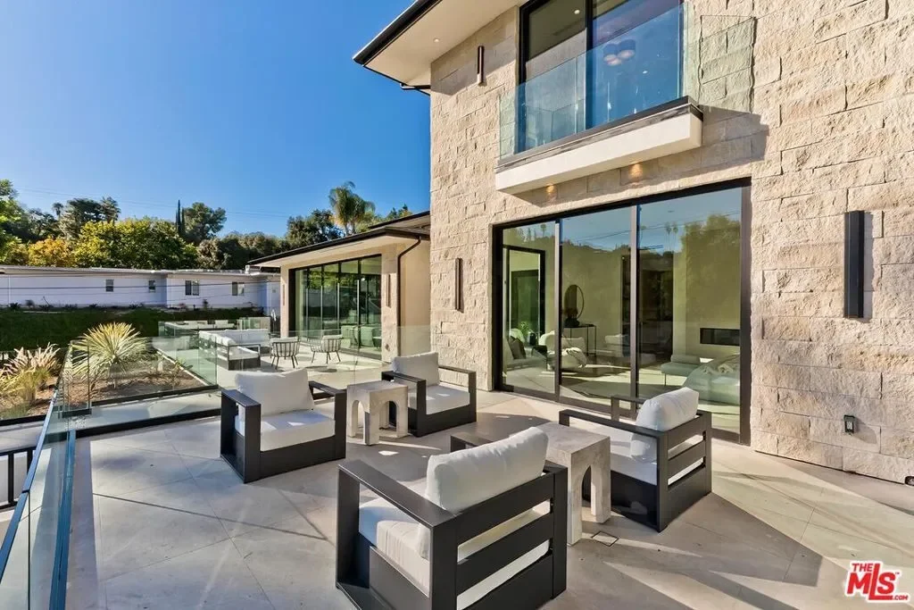 16879 Mooncrest Drive, Los Angeles, California, United States. - Photo 33