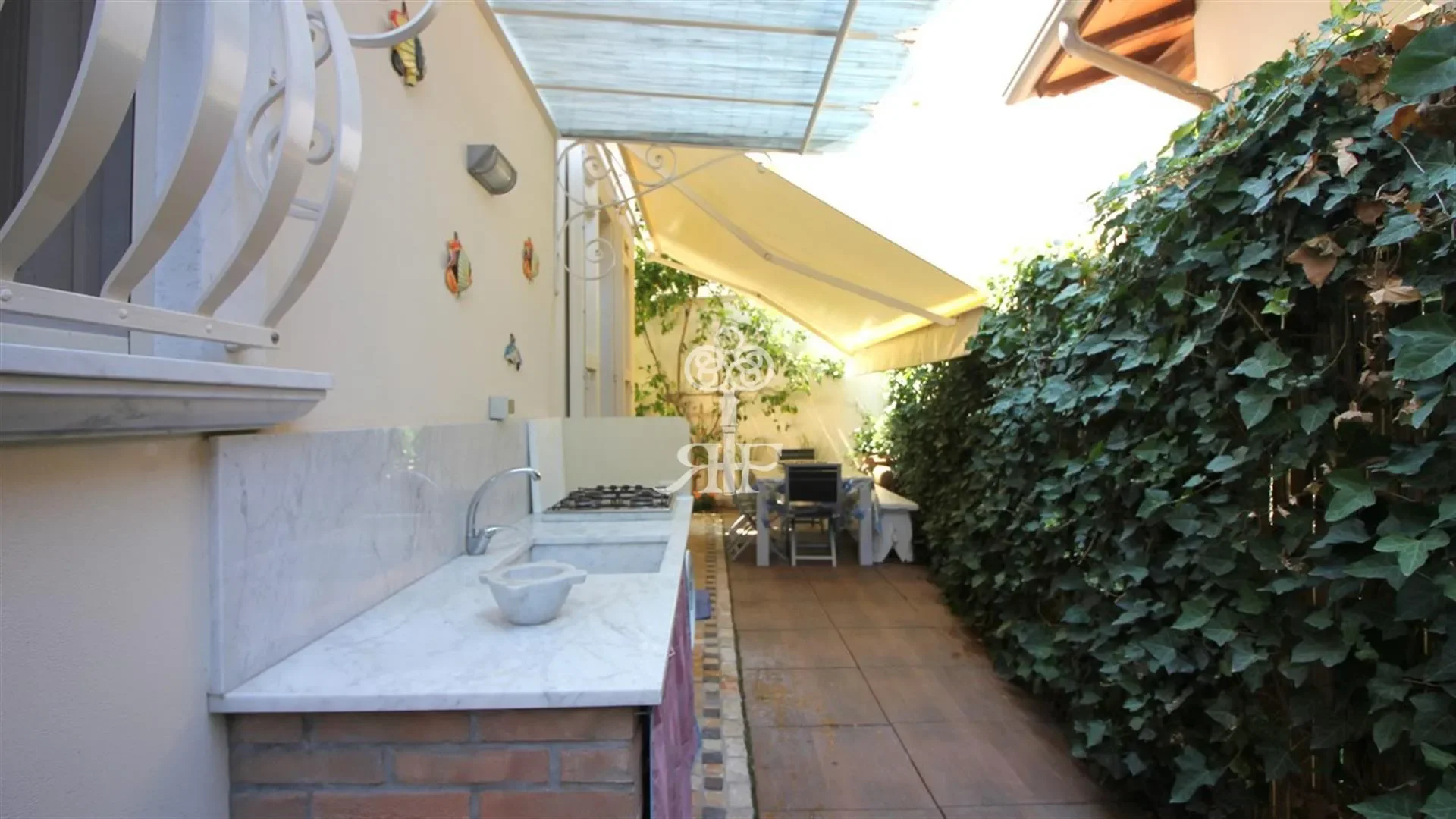 Exterior photo 2