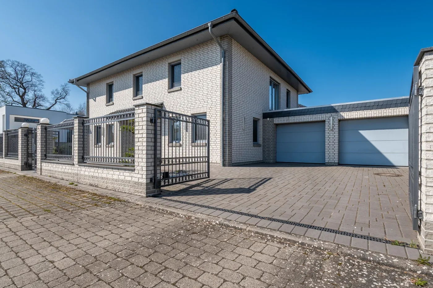 Exterior photo 5