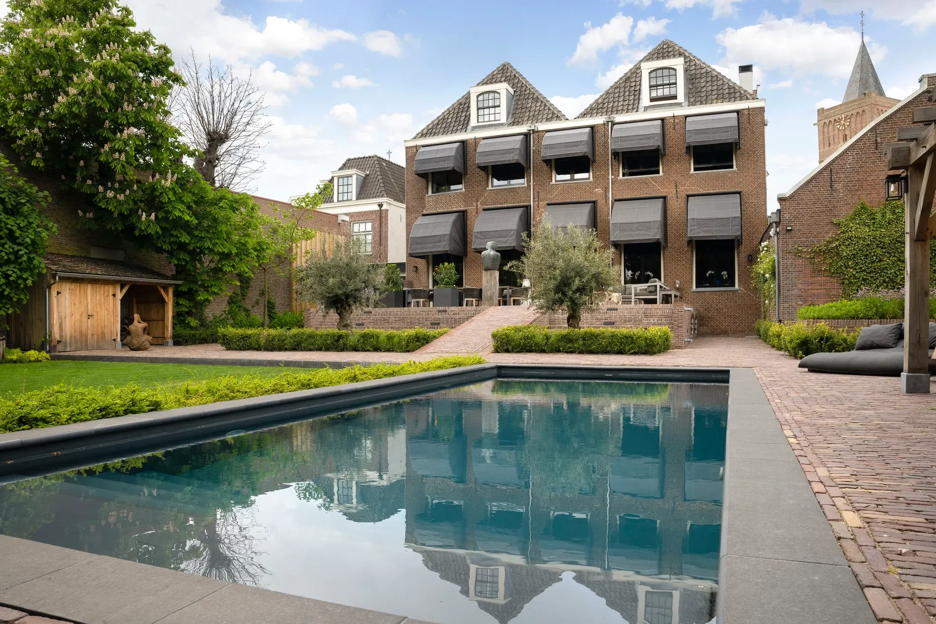Exterior photo 5