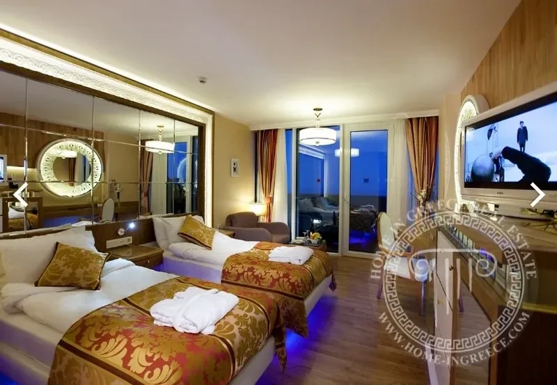 House with 600 apartments in Alanya. Private beach. In First Line