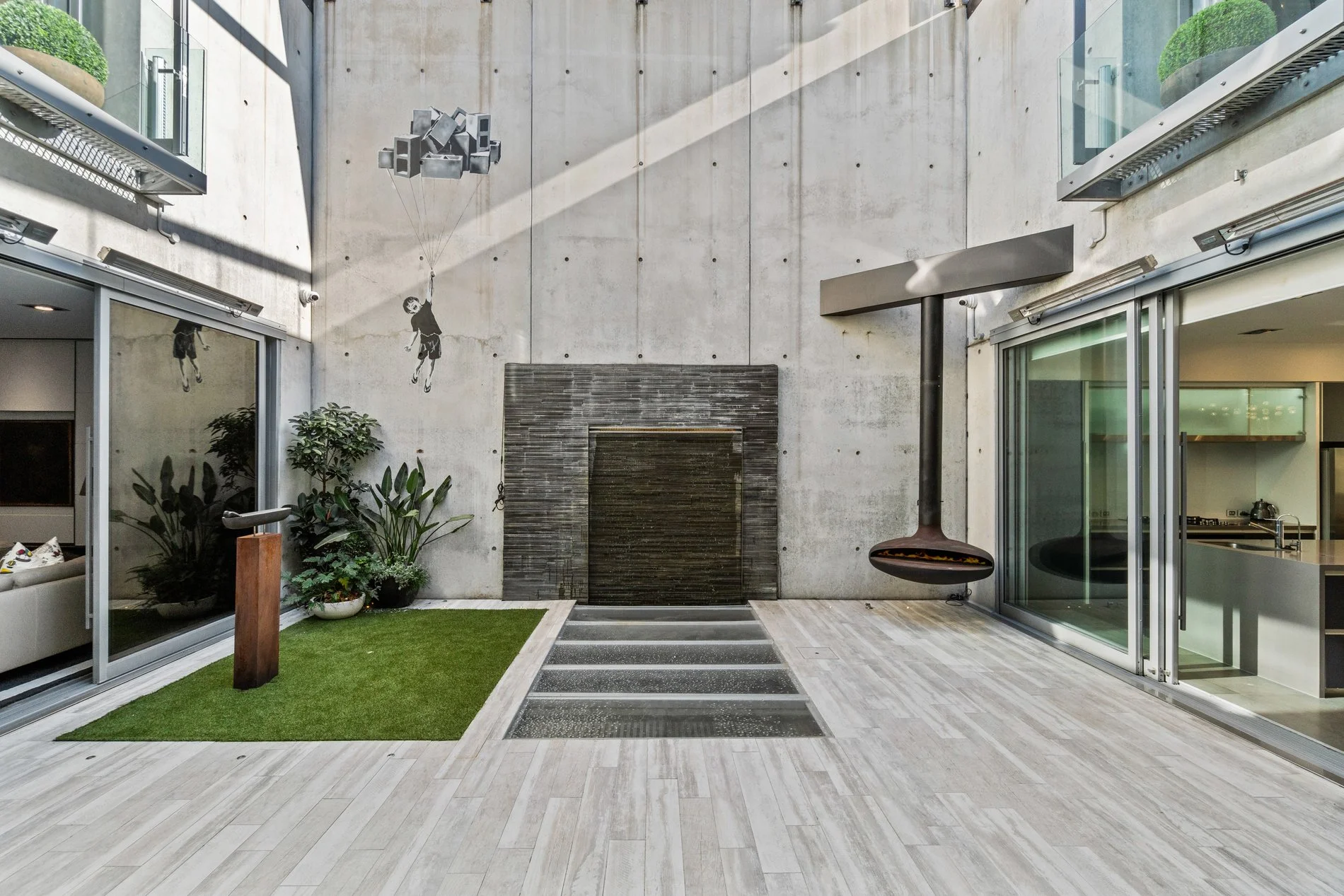 Exterior photo 2