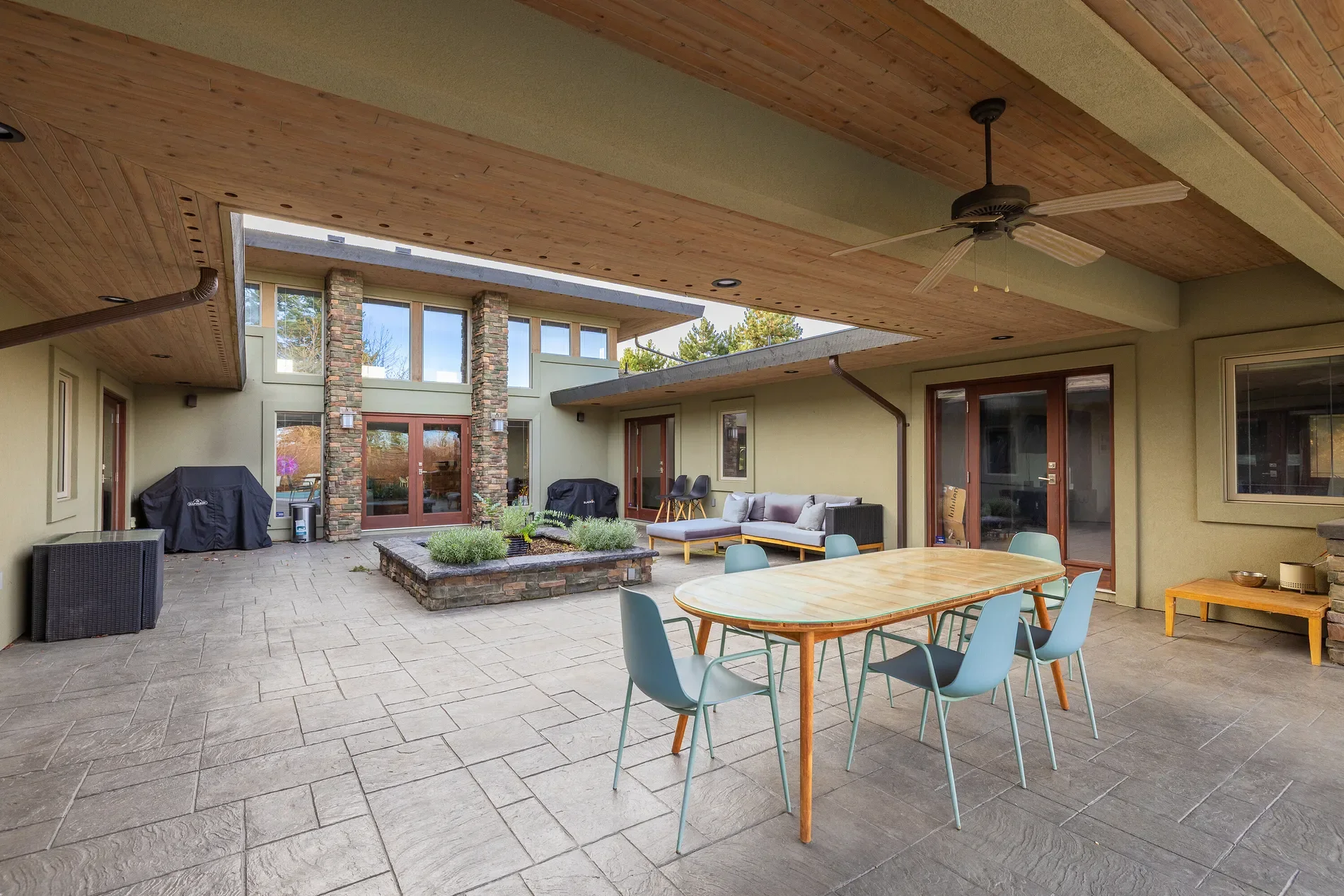 Exterior photo 5