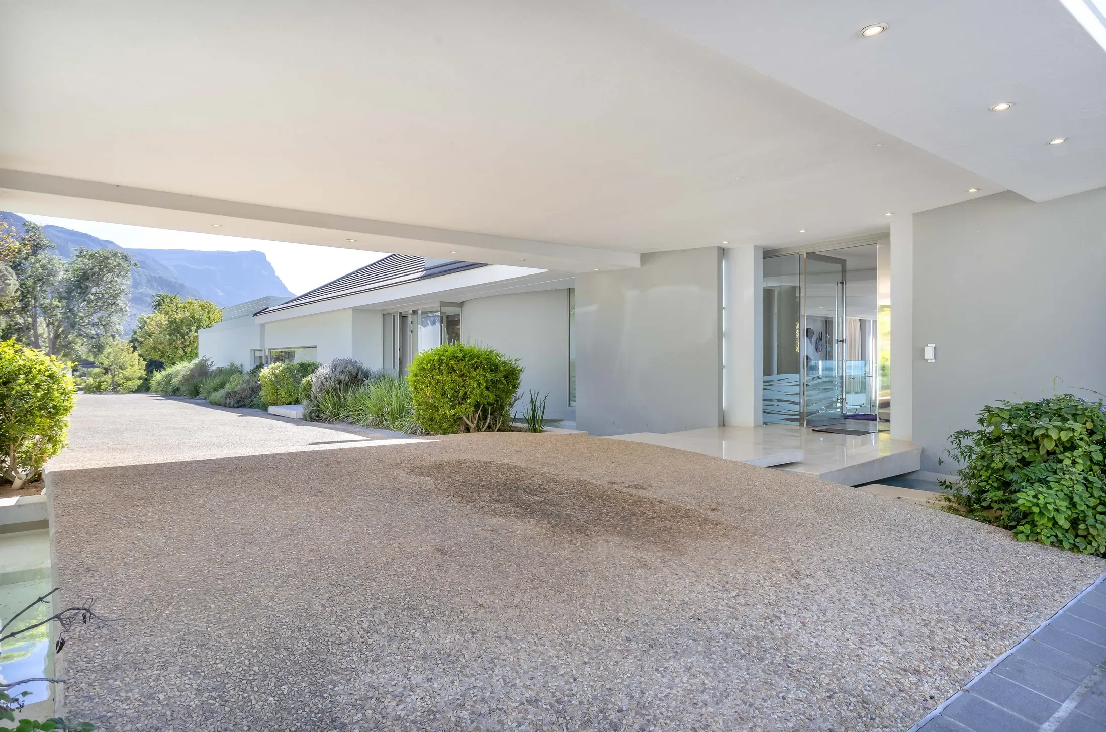 Exterior photo 5