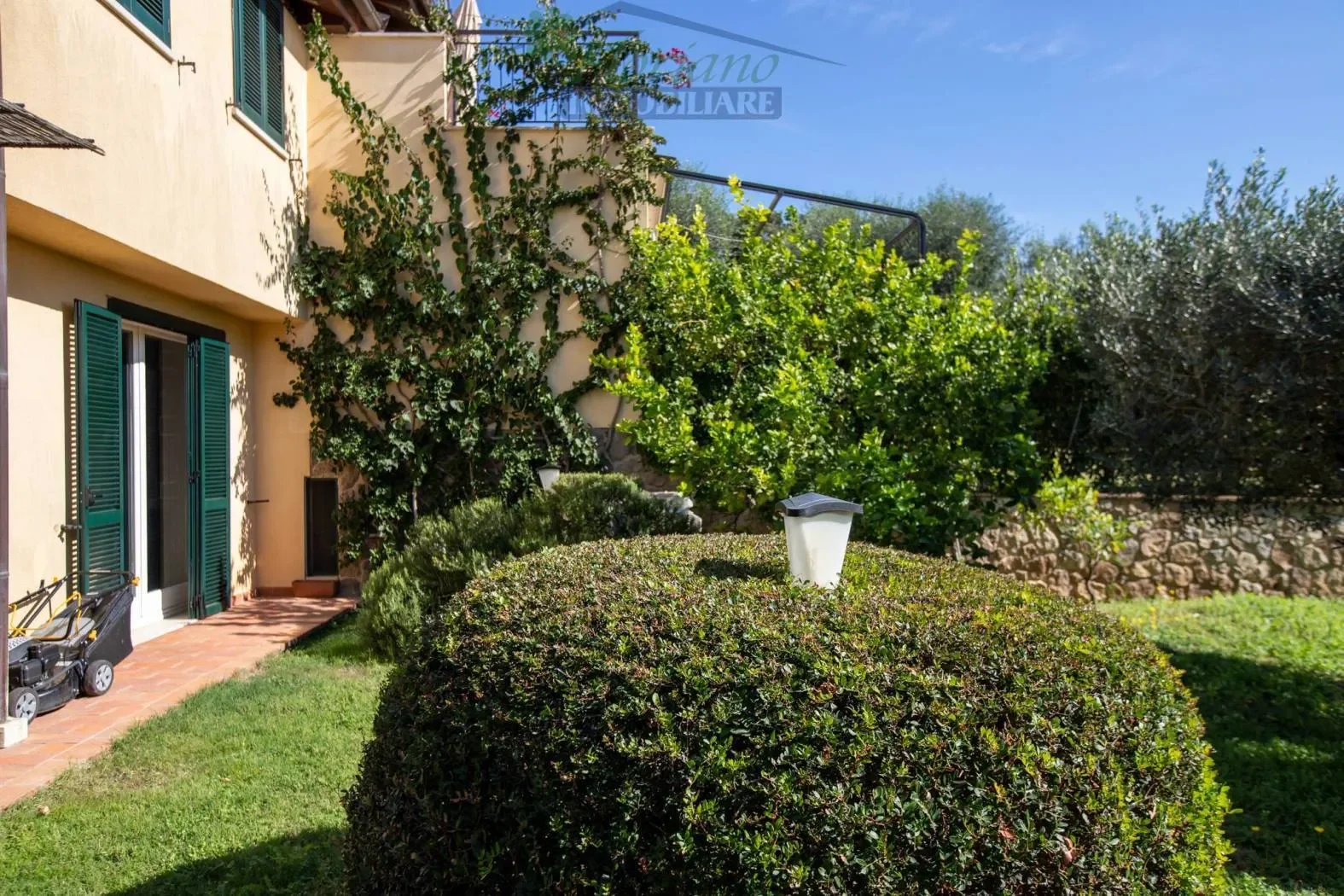 Exterior photo 5