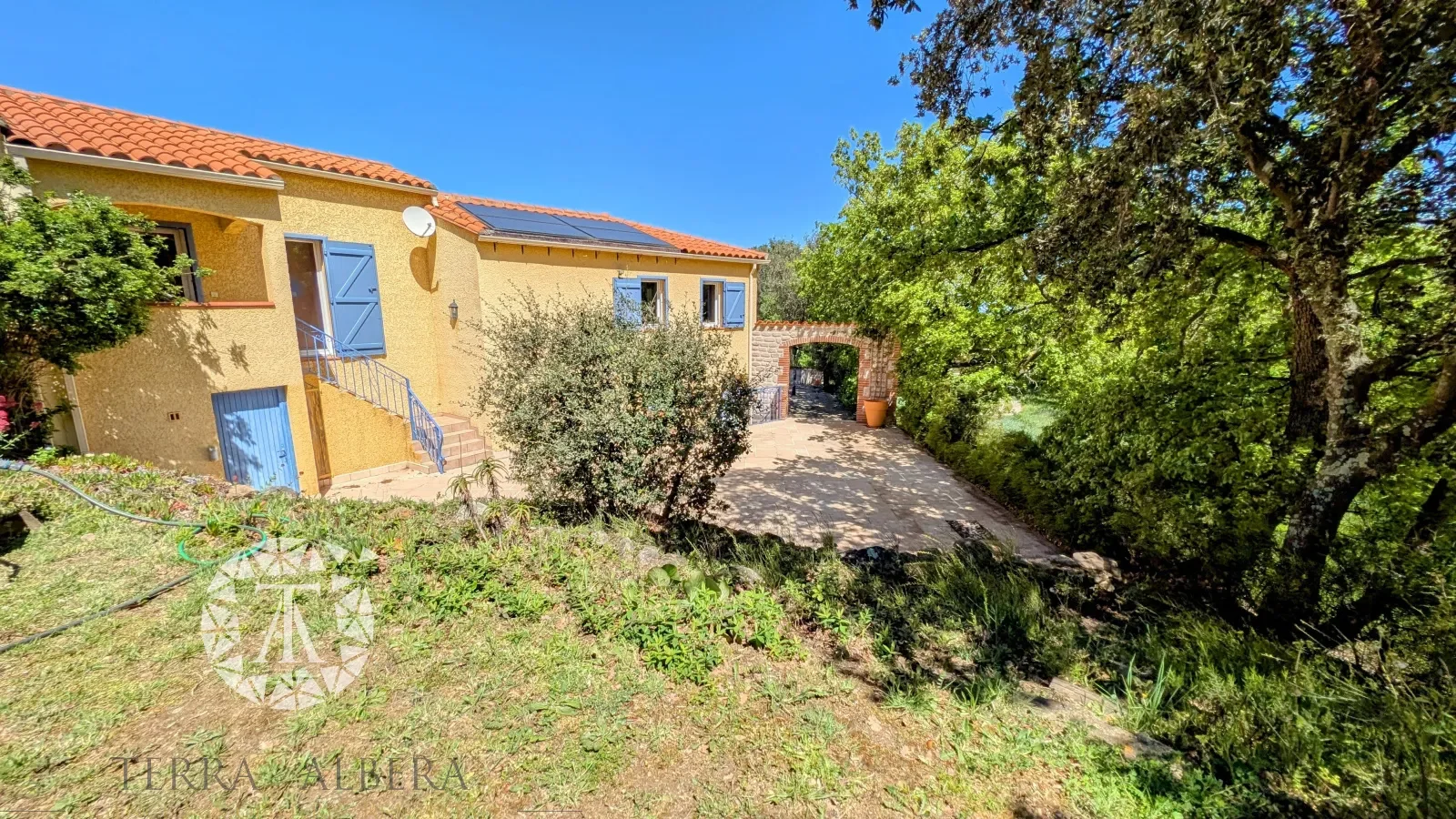 Exterior photo 8