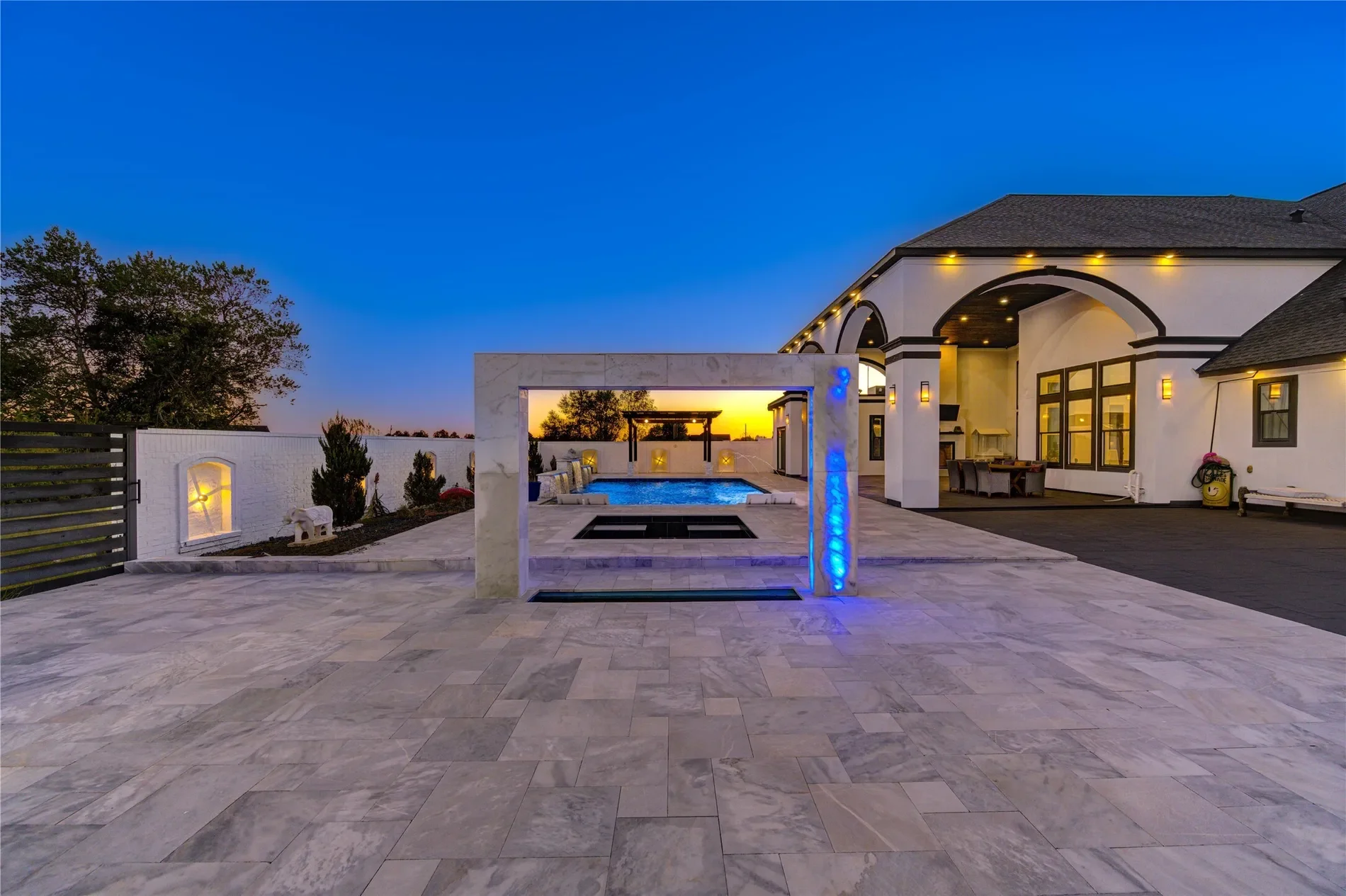 Exterior photo 6