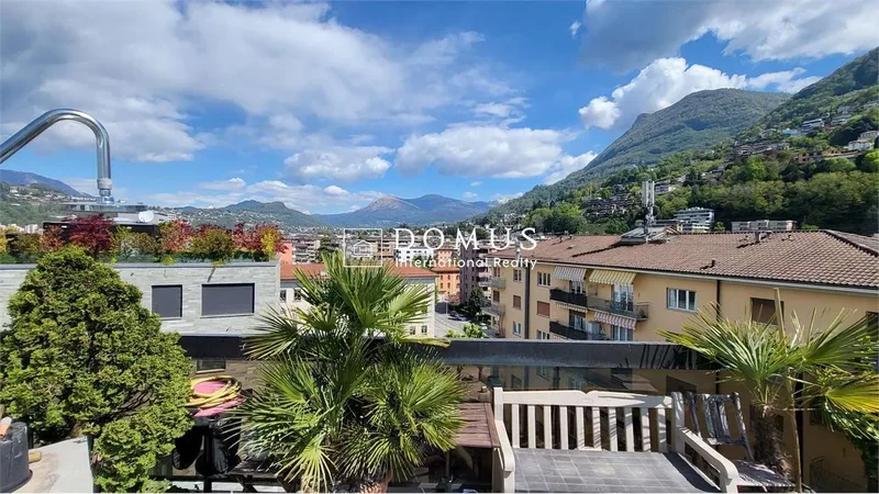 3.5-room penthouse with private pool and lake view