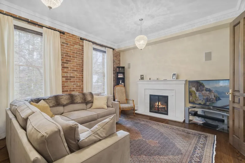 10 Pine Hill Road, Toronto, Ontario, Canada. - Photo 13