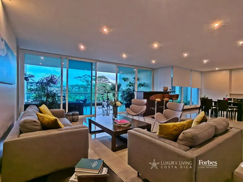 21145 - Modern apartment, 3 bedrooms, 3.5 bathrooms, and service room
