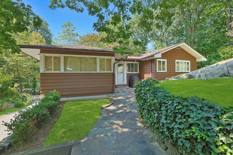 4650 Livingston Avenue, New York, New York, United States. - Photo 24