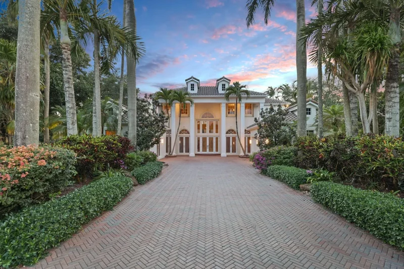 Single Family Residence in Davie