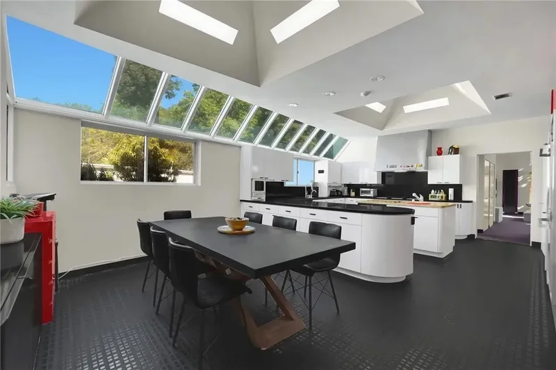 3016 Dona Susana Drive, Los Angeles, California, United States. - Photo 10