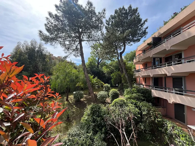 Beautiful three-room apartment with balcony and terrace sold with two garages