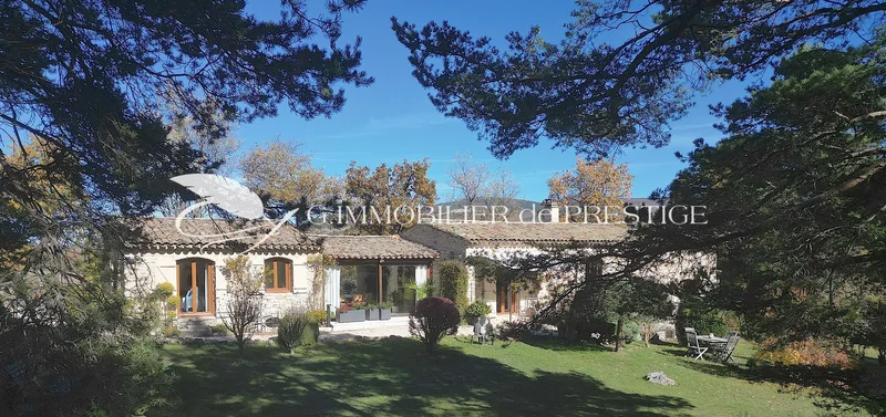 Une bastide en pierres en pleine nature